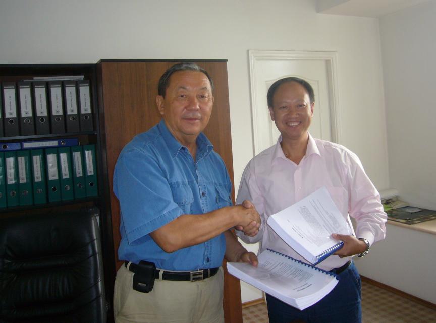 哈薩克斯坦能源總公司董事長與我公司董事長廖世明簽約后互換合同正本。